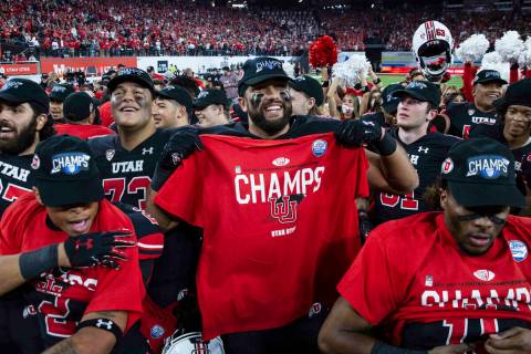 Utah Utes players celebrate after beating Oregon Ducks 38-10 during the Pac-12 championship fo ...