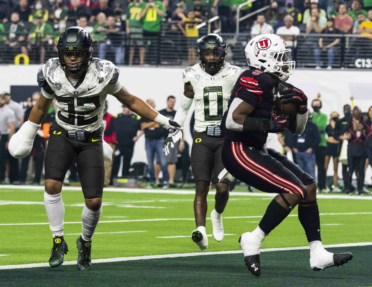 Utah Utes running back Tavion Thomas (9) scores a touchdown as Oregon Ducks safety Jordan Happl ...