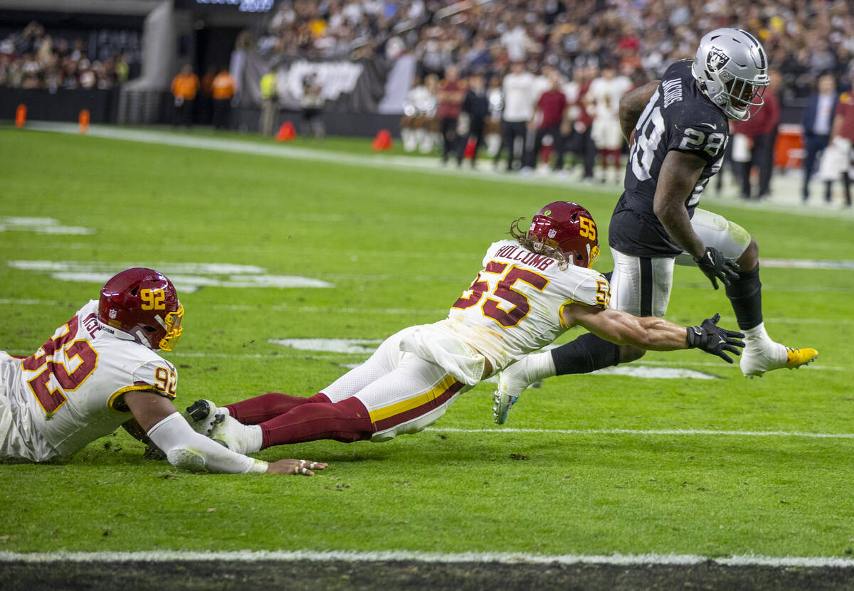 Raiders running back Josh Jacobs (28) turns the corner for a score over Washington Football Tea ...