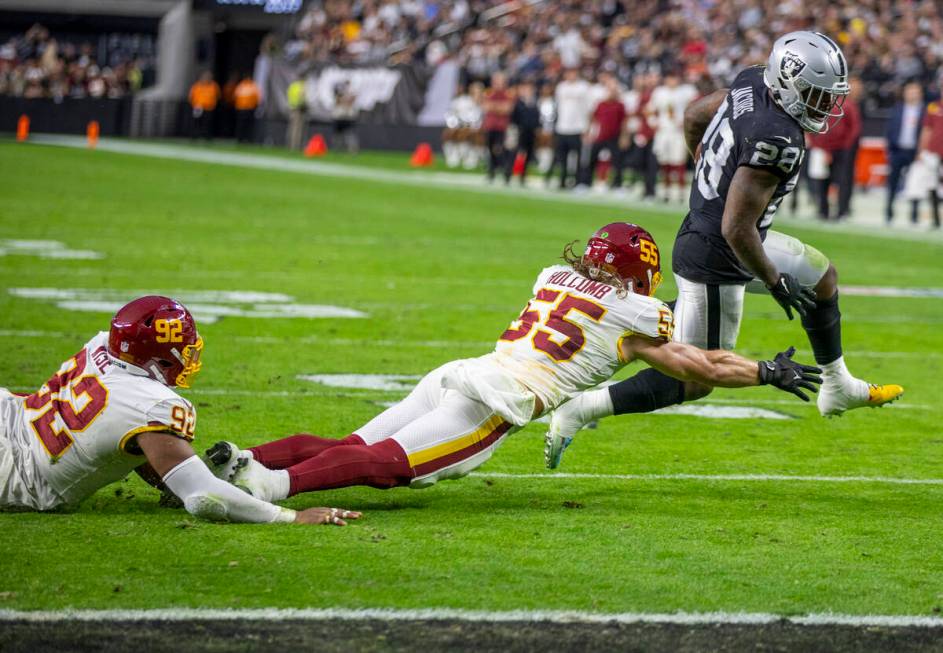 Raiders running back Josh Jacobs (28) turns the corner for a score over Washington Football Tea ...