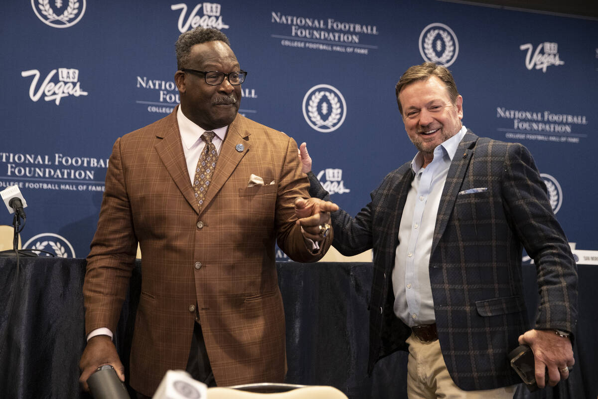 Inductees Andre Tippett, left, and Bob Stoops, pose for a photos during the College Football Ha ...
