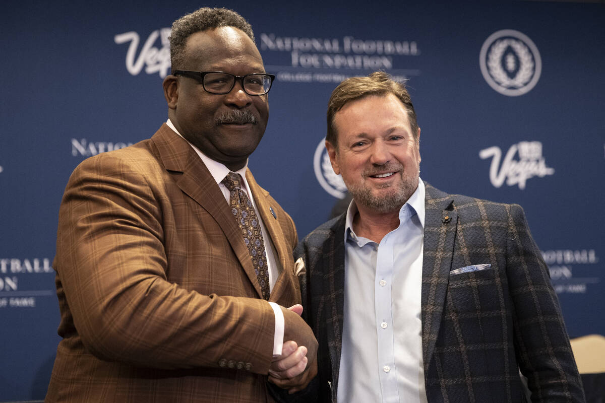 Inductees Andre Tippett, left, and Bob Stoops, pose for a photos during the College Football Ha ...