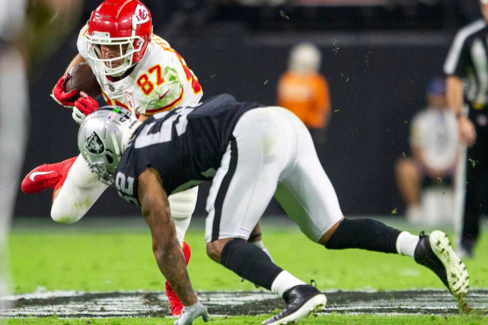 Raiders middle linebacker Denzel Perryman (52) dives in to tackle Kansas City Chiefs tight end ...