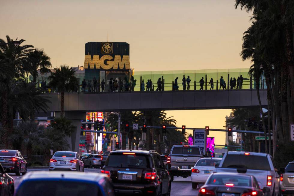 Tourists fill the Strip on Saturday, Dec. 4, 2021, in Las Vegas. (Benjamin Hager/Las Vegas Revi ...