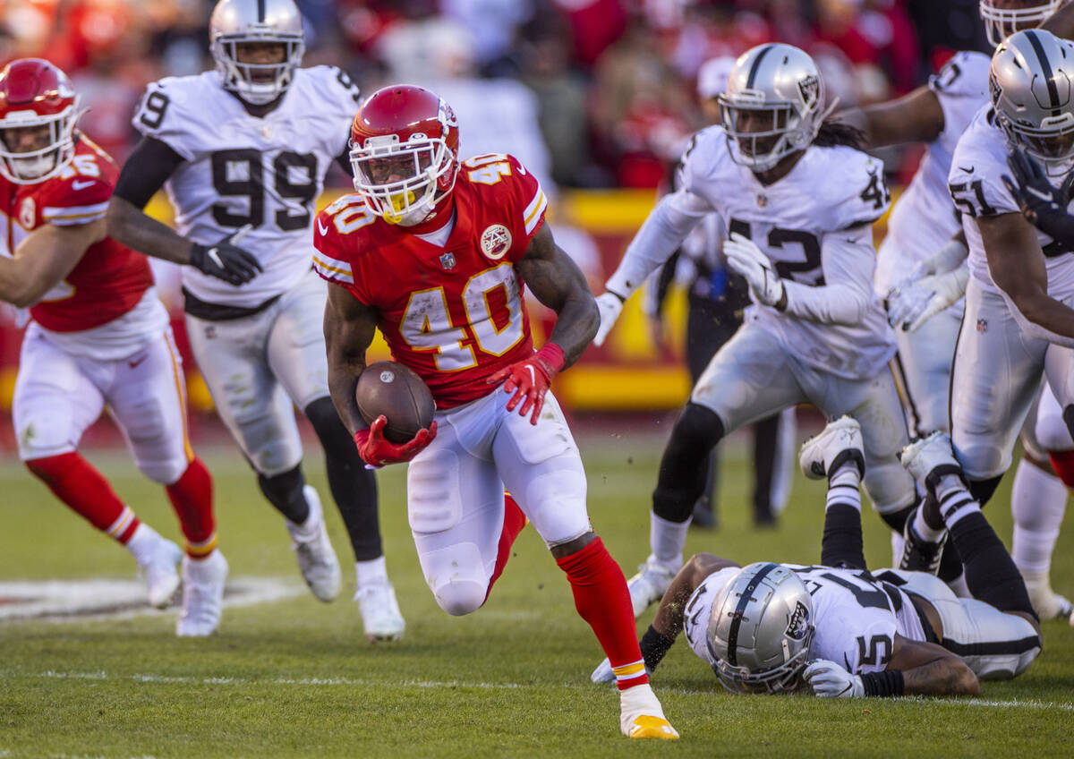 Kansas City Chiefs running back Derrick Gore (40) breaks for open ground and the end zone over ...