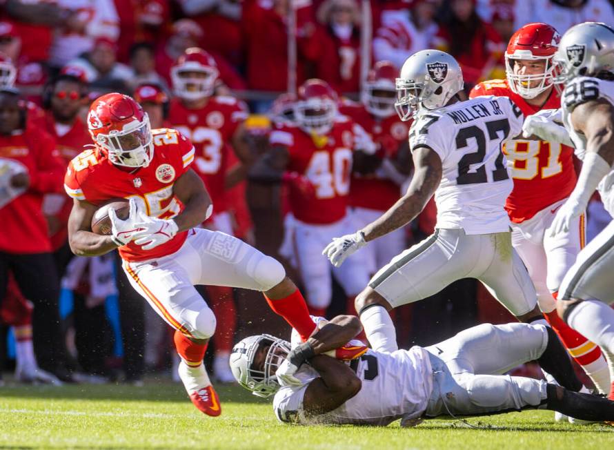 Kansas City Chiefs running back Clyde Edwards-Helaire (25) is caught by Raiders linebacker Divi ...