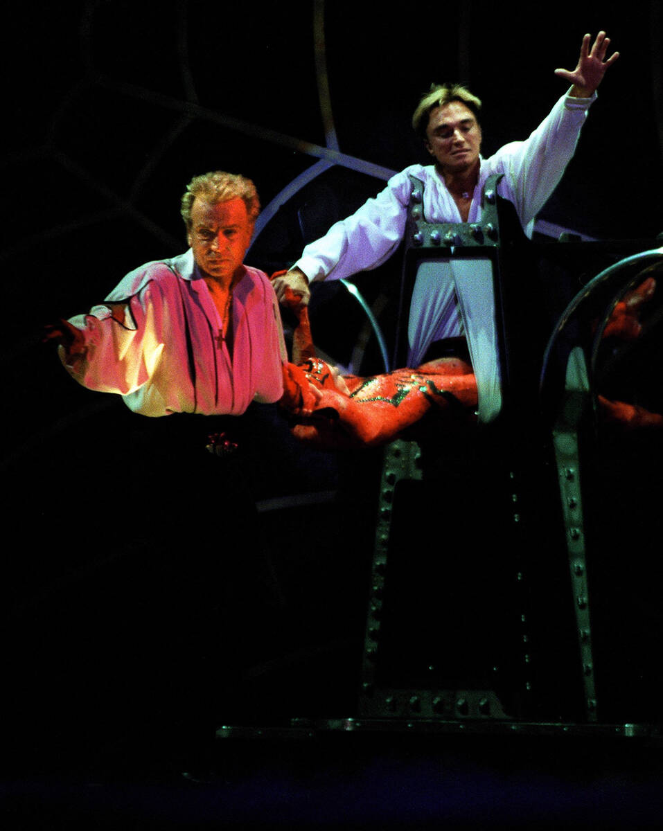 Siegfried and Roy perform at The Mirage on Feb. 19, 2001. (Las Vegas Review-Journal, file)