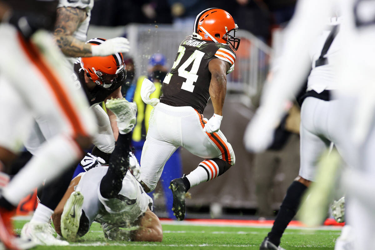 Cleveland Browns running back Nick Chubb (24) runs the ball for a touchdown against the Raiders ...
