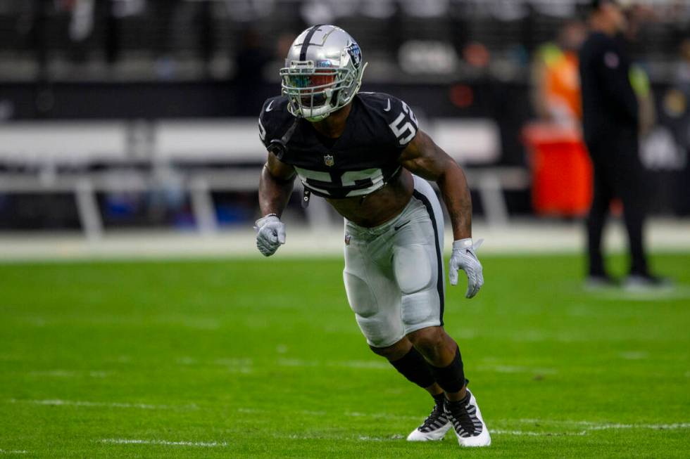 Raiders middle linebacker Denzel Perryman (52) goes through warm up drills before an NFL footba ...