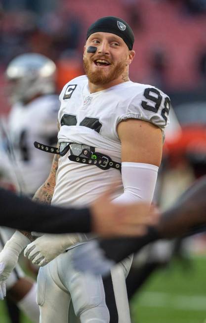 Raiders defensive end Maxx Crosby (98) stretches before an NFL football game against the Clevel ...