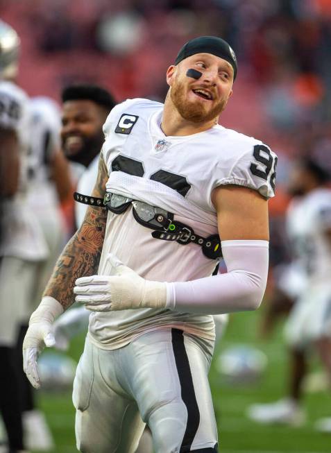 Raiders defensive end Maxx Crosby (98) stretches before an NFL football game against the Clevel ...