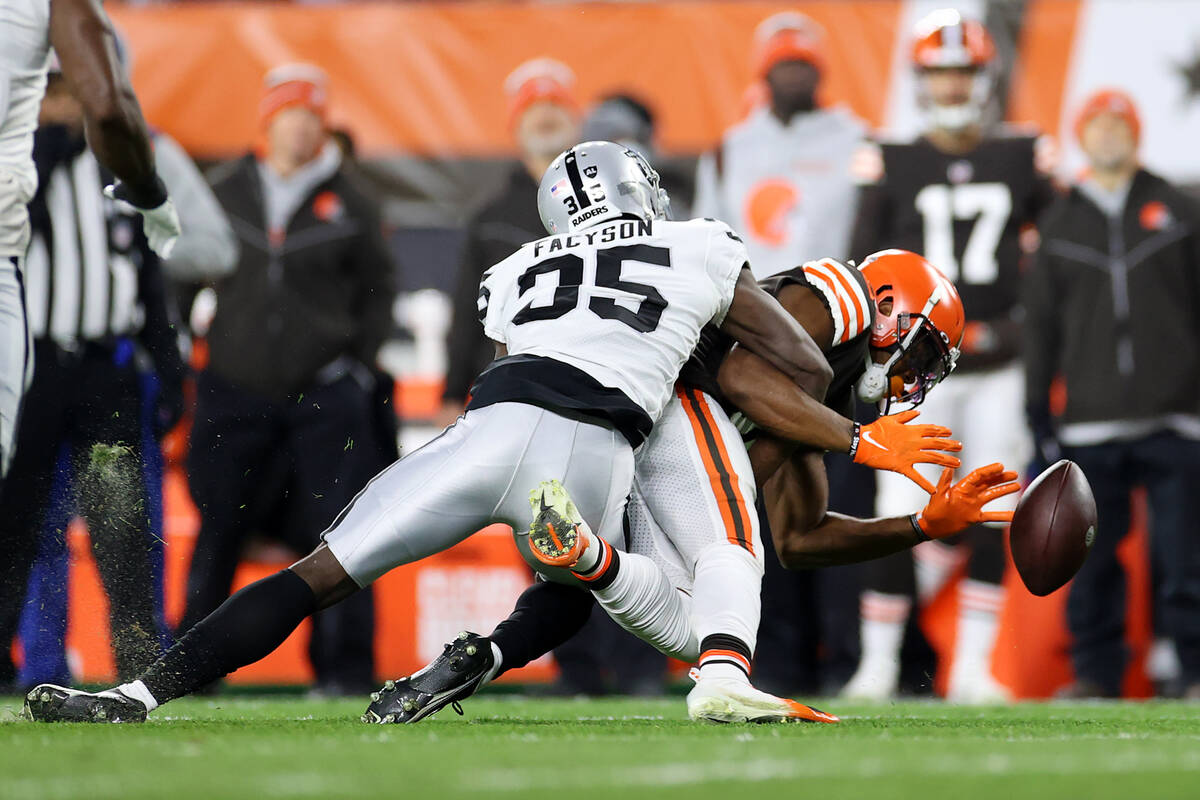 Raiders cornerback Brandon Facyson (35) breaks a pass intended for Cleveland Browns wide receiv ...