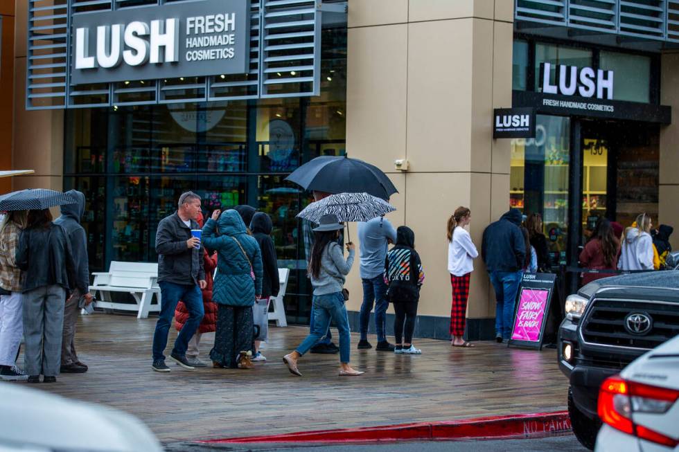 Shoppers stand in line to get into Lush during some last minute shopping at Downtown Summerlin ...