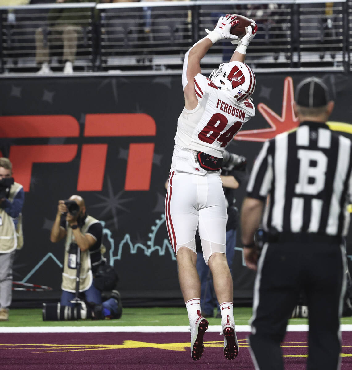 Wisconsin Badgers tight end Jake Ferguson (84) makes a touchdown catch against the Arizona Stat ...