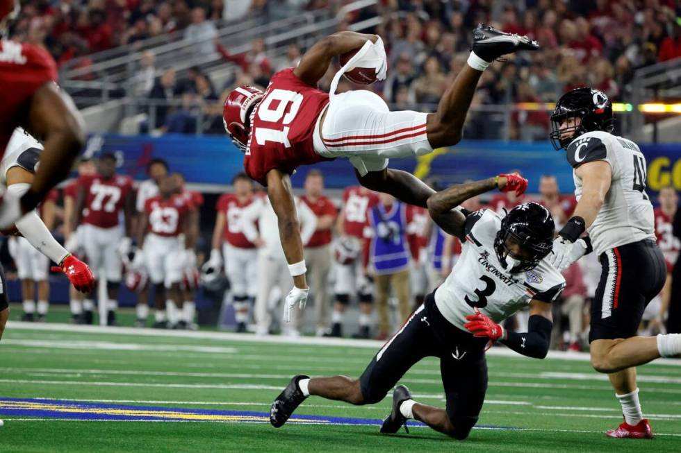 Alabama's Jahleel Billingsley (19) leaps over Cincinnati's Ja'von Hicks (3) during the first ha ...