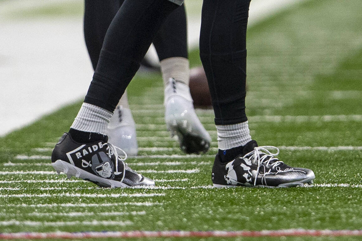 Raiders wide receiver DeSean Jackson (1) wears cleats to honor the memory of former Raiders&#x2 ...