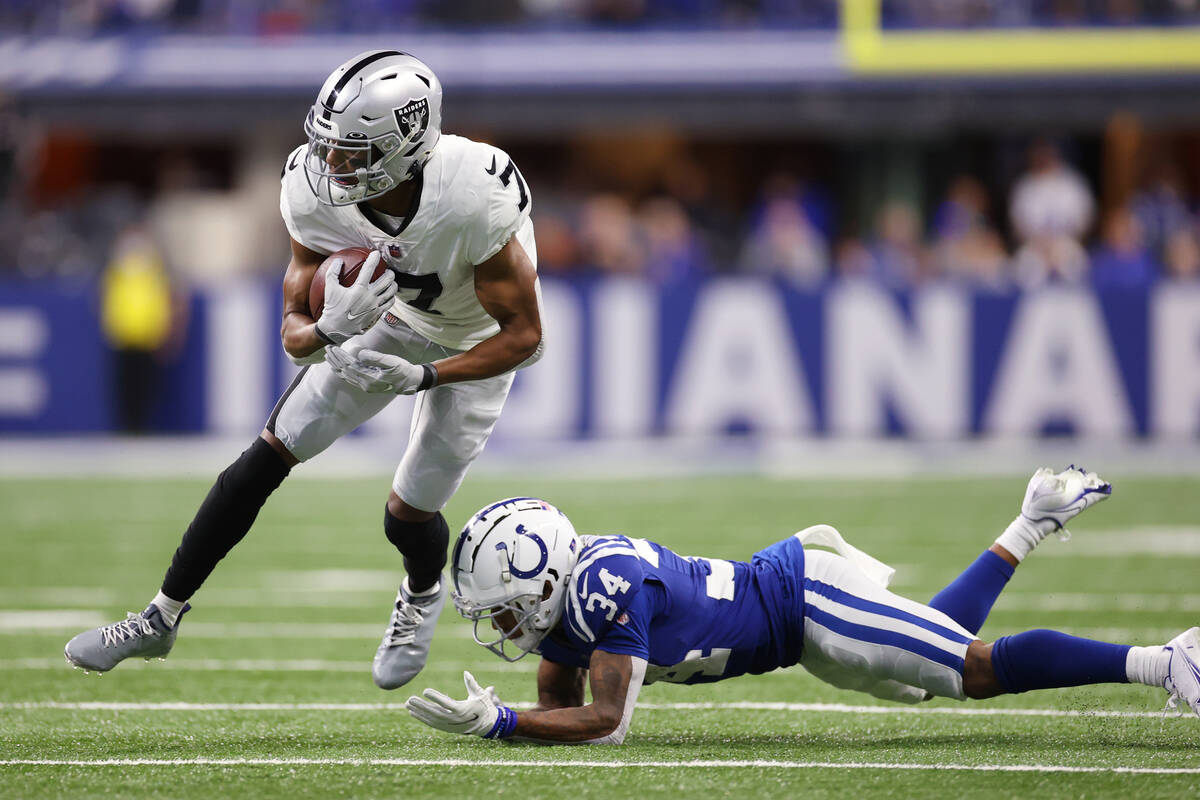 Raiders wide receiver Zay Jones (7) dodges a tackle by Indianapolis Colts cornerback Isaiah Rod ...