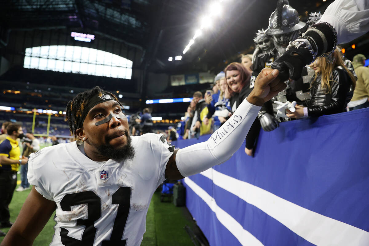 Raiders running back Peyton Barber (31) celebrates his win with fans after defeating the Indian ...