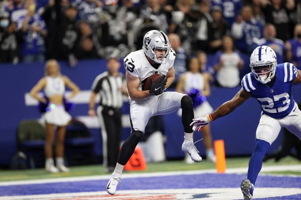 Raiders wide receiver Hunter Renfrow (13) makes a touchdown catch under pressure from Indianapo ...