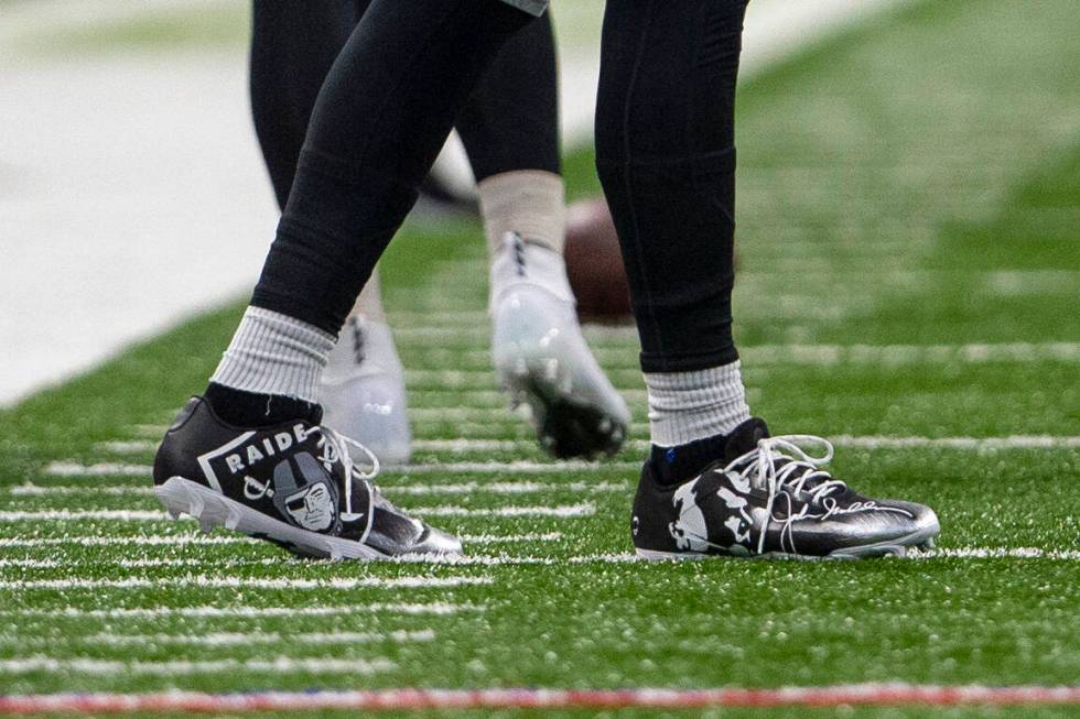 Raiders wide receiver DeSean Jackson (1) wears cleats to honor the memory of former Raiders’ ...