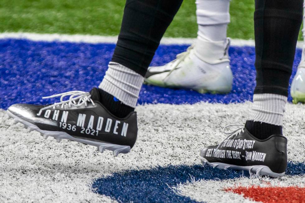 Raiders wide receiver DeSean Jackson (1) wears cleats to honor the memory of former Raiders’ ...