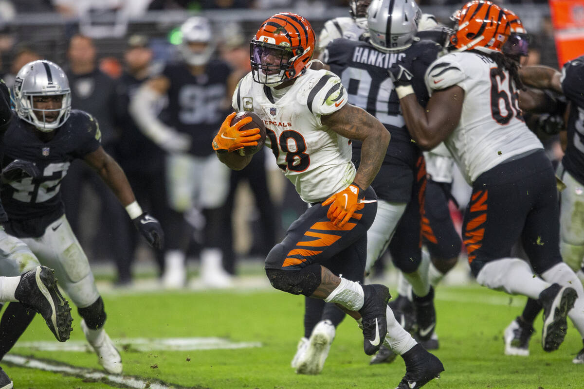 Cincinnati Bengals running back Joe Mixon (28) runs towards the end zone during the fourth quar ...