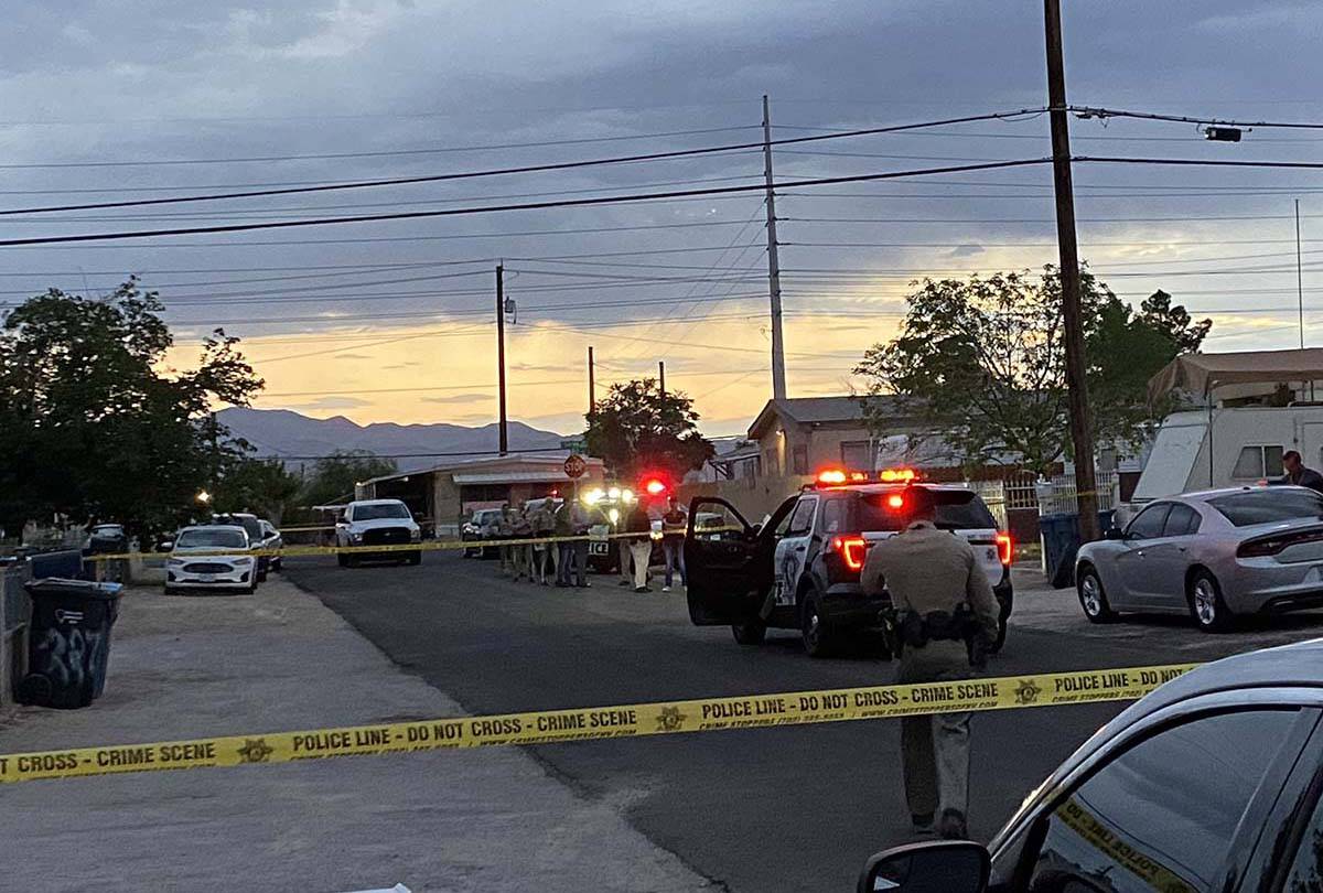Las Vegas police investigate a homicide in east Las Vegas. (Glenn Puit)