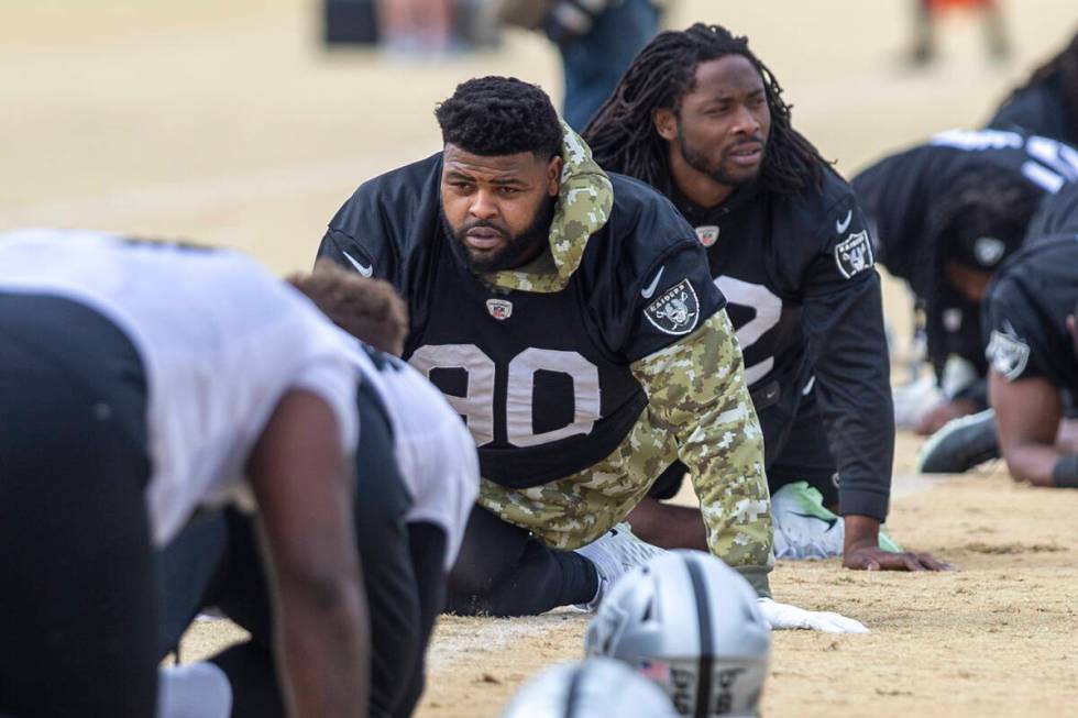 Raiders defensive tackle Johnathan Hankins (90) and Raiders outside linebacker Cory Littleton ( ...