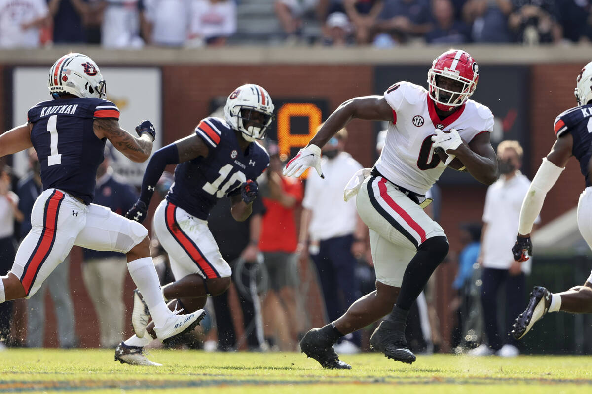 Georgia tight end Darnell Washington (0) catches a pass against Auburn during the first half of ...