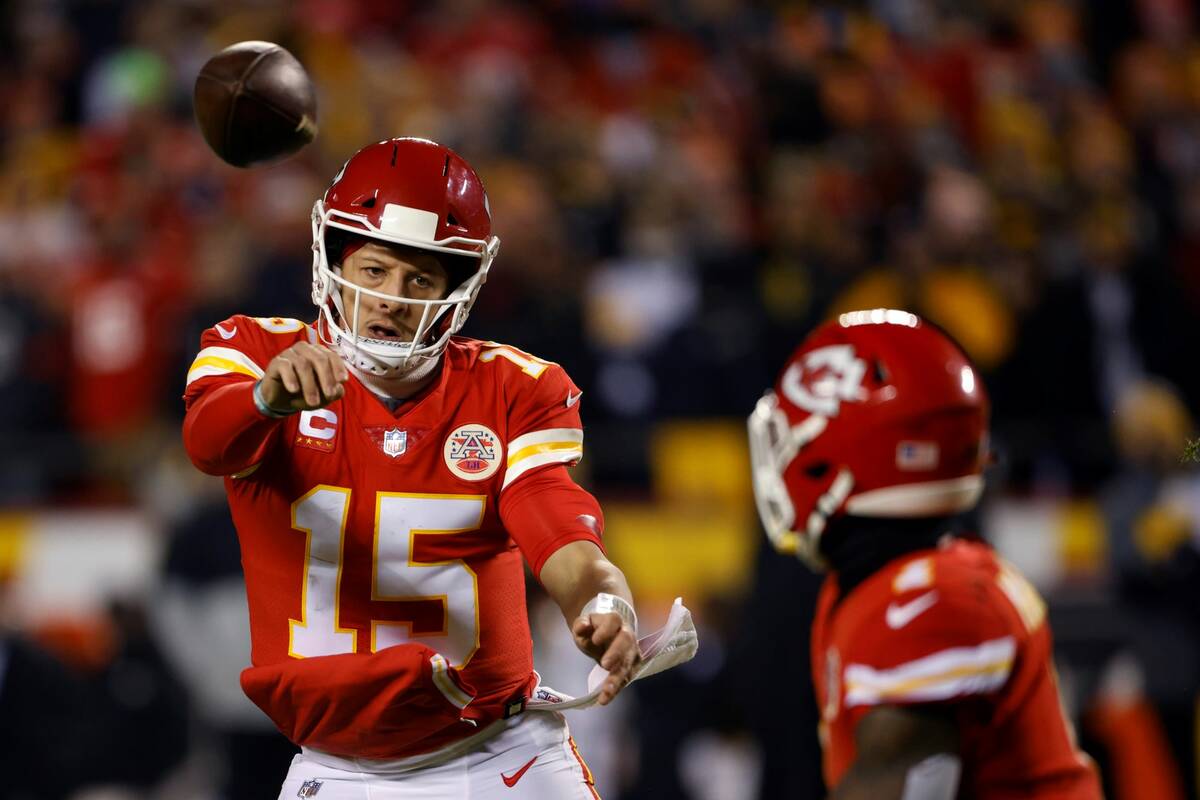 Kansas City Chiefs quarterback Patrick Mahomes (15) throws a 4-yard touchdown pass to running b ...