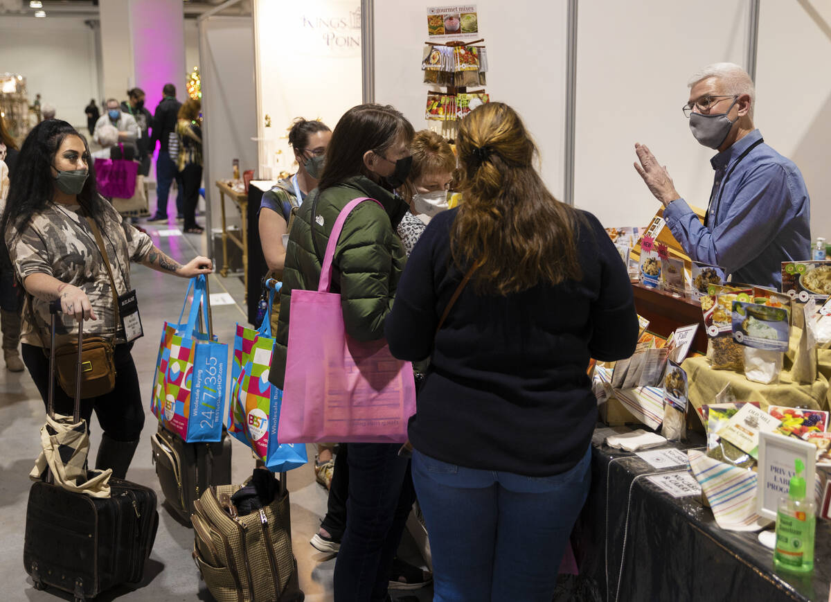 Mike Maier, right, with Country Home Creations, talks with conventiongoers during the Las Vegas ...