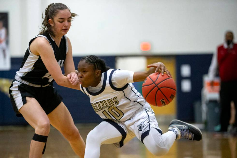 Spring Valley’s Kiara Williams (10) dribbles around Desert Oasis’ Hailey Mannella ...