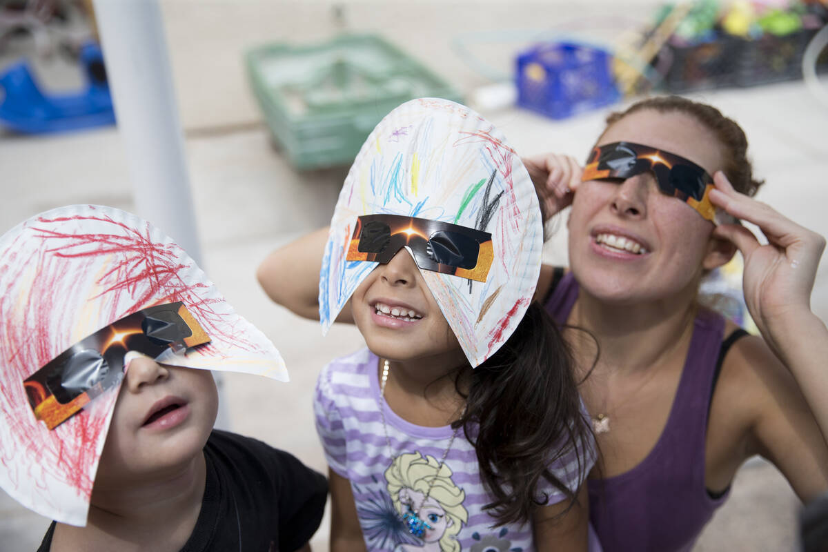 Joseph Hernandez-Bernabei, 3, from left, Gisele Oseguera, 3, and her mother Monica Cuevas, watc ...