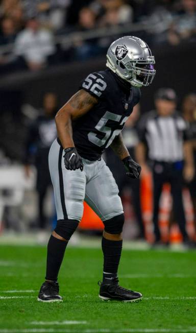 Raiders middle linebacker Denzel Perryman (52) prepares to defend against the Los Angeles Charg ...