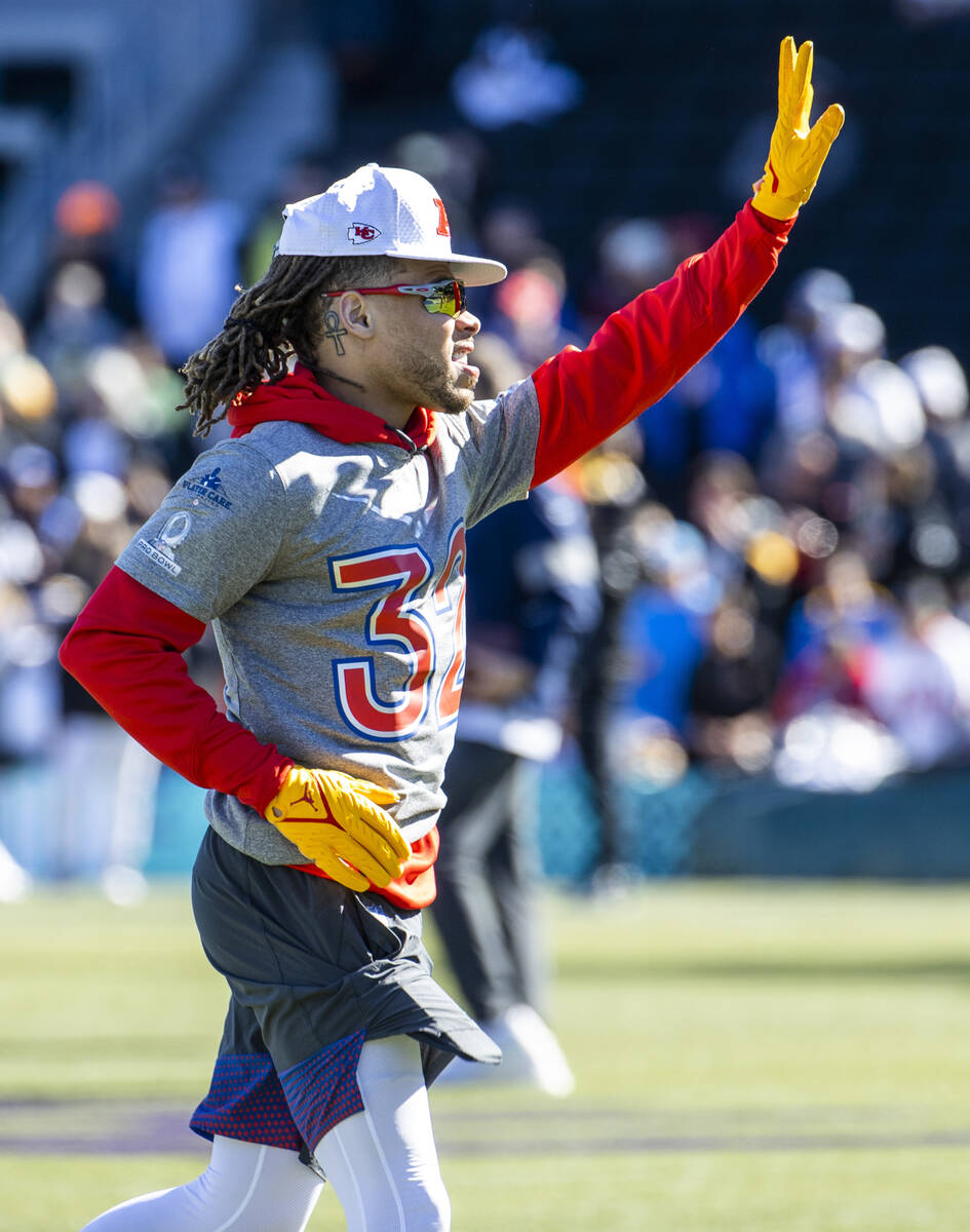 Kansas City Chiefs Tyrann Mathieu (32) waves to the fans during the AFC Pro Bowl players practi ...