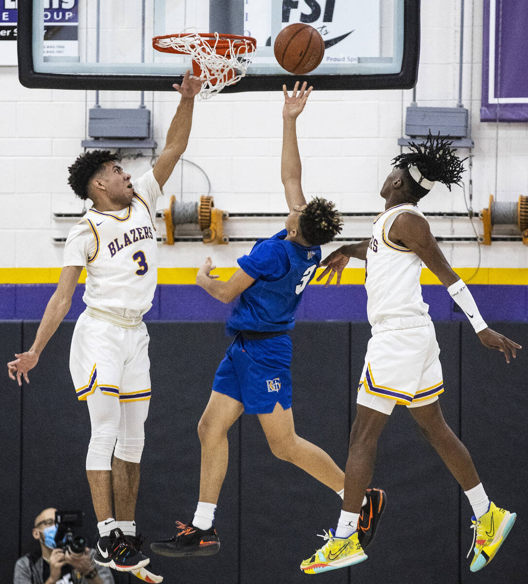 Bishop Gorman’s John Mobley jr. (3) goes for the hoop as Durango High’s Shane Tho ...