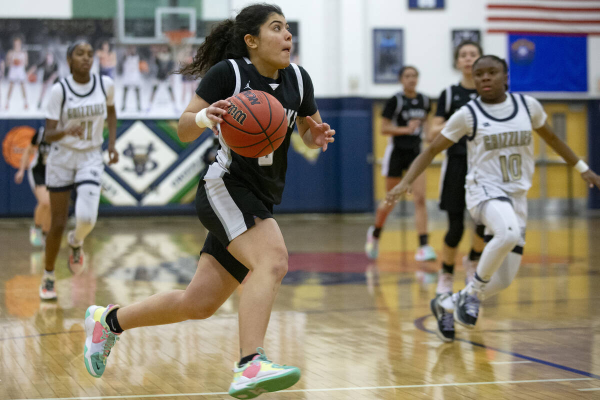 Desert Oasis’ Elin Guzelkucuk (3) runs up the court during a girls high school basketbal ...