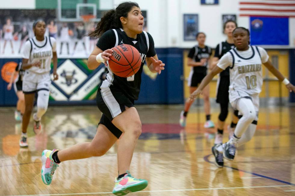 Desert Oasis’ Elin Guzelkucuk (3) runs up the court during a girls high school basketbal ...