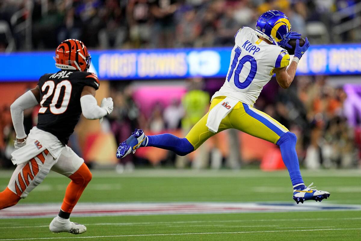 Los Angeles Rams wide receiver Cooper Kupp (10) makes catch for a first down against Cincinnati ...