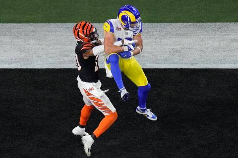 Los Angeles Rams wide receiver Cooper Kupp (10) grabs a touchdown pass as Cincinnati Bengals co ...