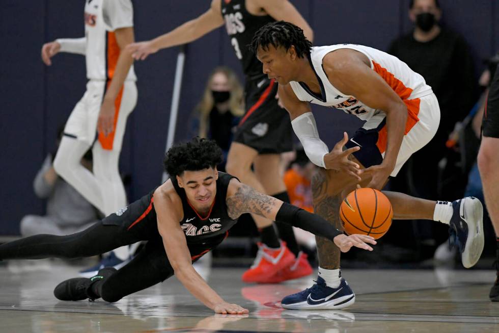 Gonzaga guard Julian Strawther, left, attempts to steal the ball from Pepperdine forward Kendal ...