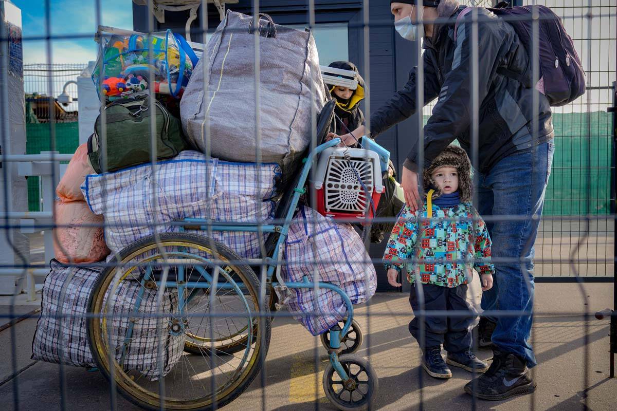 A family crosses from pro-Russian separatists controlled territory to Ukrainian government cont ...