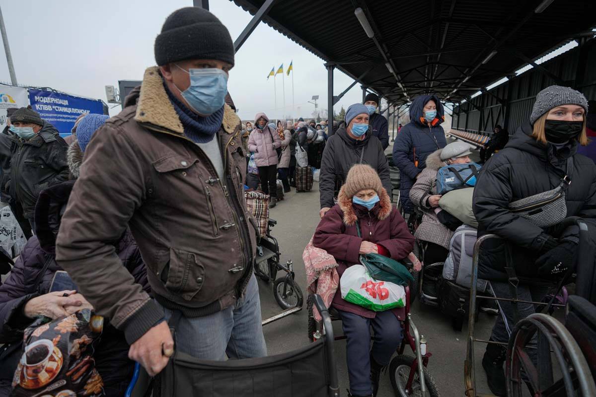 People wait to cross from Ukrainian government controlled areas to pro-Russian separatists' con ...