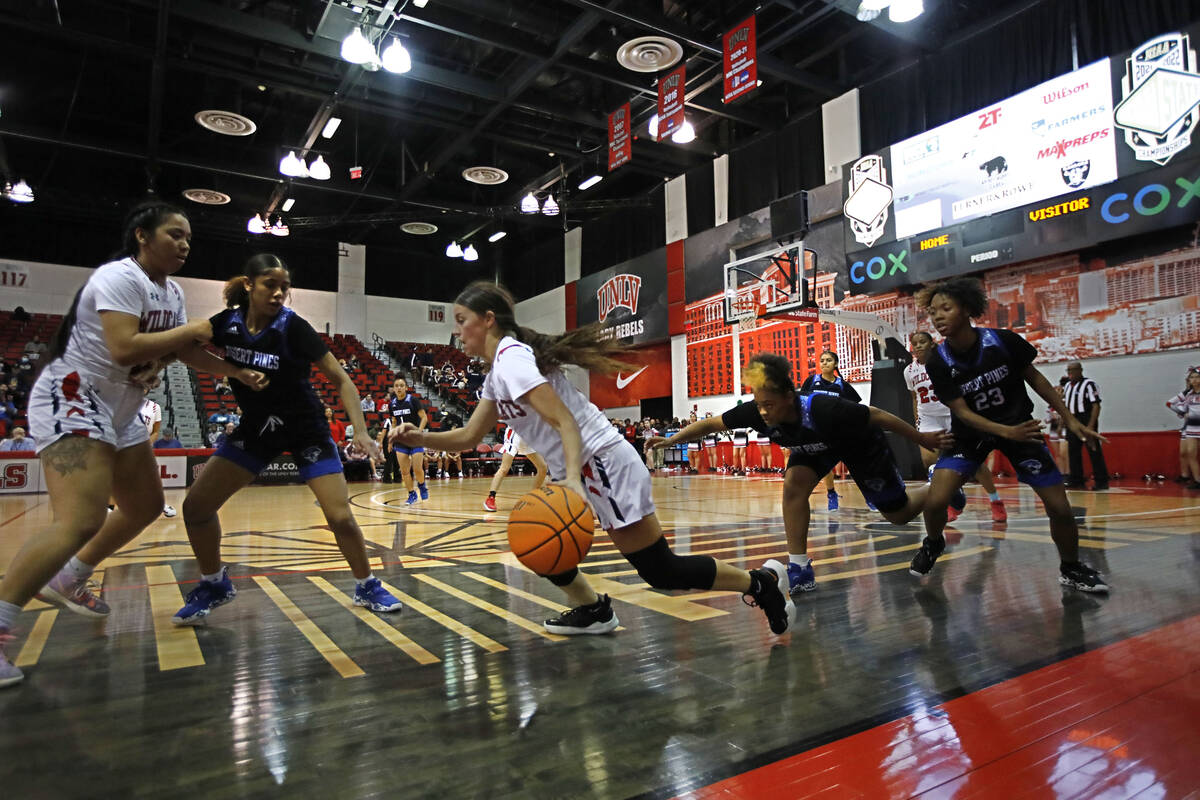 Las Vegas High School's Layla Faught (1), center, dribbles during the second half of a semifina ...