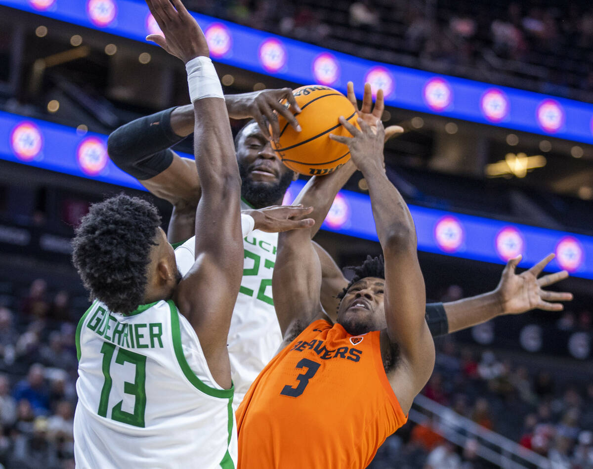 Oregon Ducks forward Quincy Guerrier (13) ands teammate center Franck Kepnang (22) work togethe ...