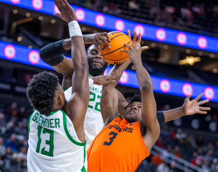 Oregon Ducks forward Quincy Guerrier (13) ands teammate center Franck Kepnang (22) work togethe ...