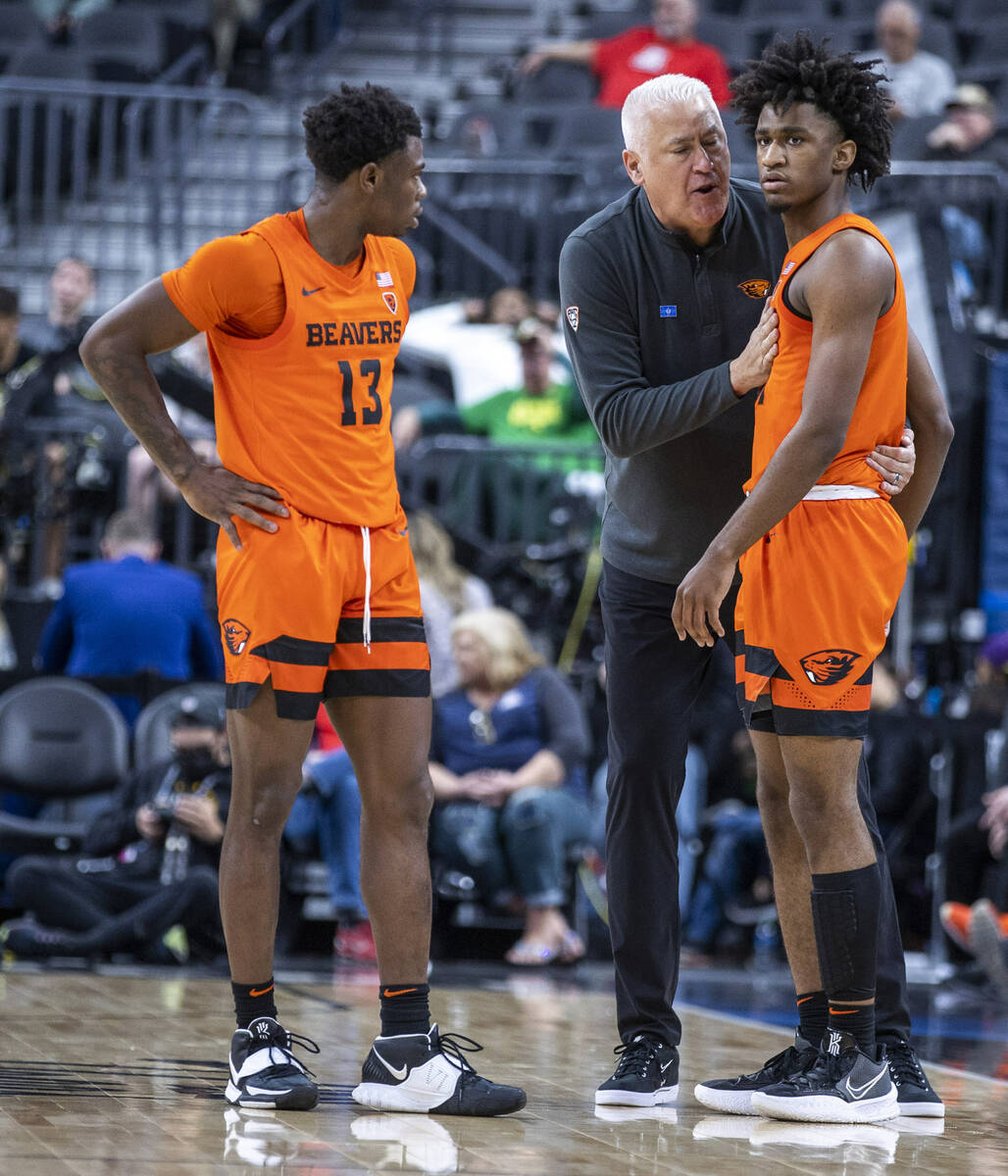 Oregon State Beavers Dashawn Davis (13) looks to head coach Wayne Tinkle counseling teammate fo ...