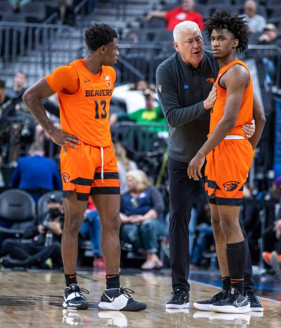 Oregon State Beavers Dashawn Davis (13) looks to head coach Wayne Tinkle counseling teammate fo ...