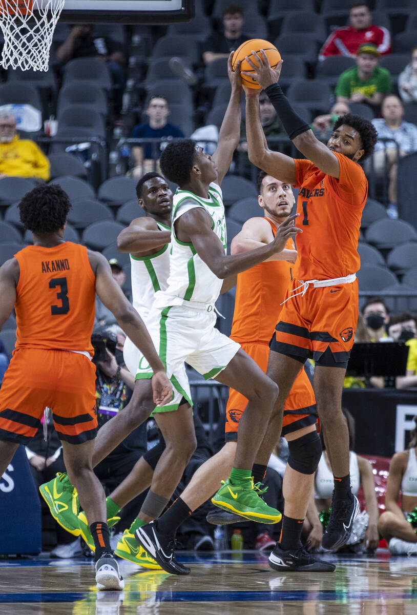 Oregon Ducks forward Eric Williams Jr. (50) and Oregon State Beavers forward Maurice Calloo (1) ...