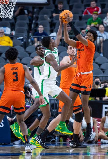 Oregon Ducks forward Eric Williams Jr. (50) and Oregon State Beavers forward Maurice Calloo (1) ...